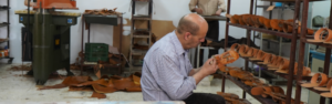 artigiano che lavora il cuoio a hebron, palestina