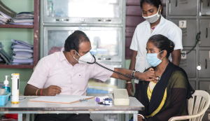 visita medica a una lavoratrice dell'azienda_Armstrong India